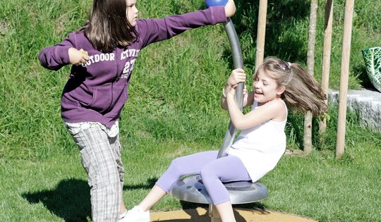 DR.200-gebogen-Drehwirbel-2-Mädchen-Kleinkarussell.jpg