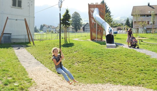 FA.020.1--Mädchen-Seilbahn-Burgturm.jpg