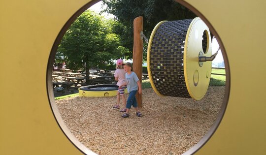 FA.010.5.r-Waschmaschine-gelb-mit-Kindern.JPG