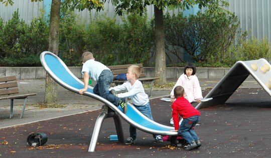 C109.1.5-Die-Welle-mit-Kindern.JPG