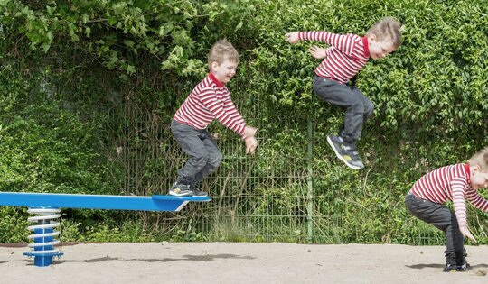 C888-Springfloh-Sprungbrett-Spielplatz-Hüpfbrett.jpg