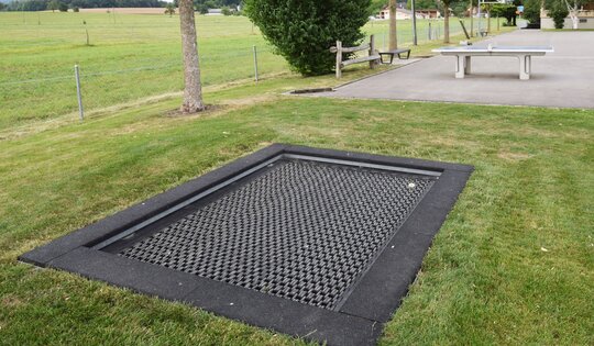 FA.092.1-Sportplatz-Trampolin-unter-terrain-2.JPG