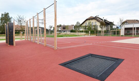 FA.092.1-Sportplatz-Trampolin-unter-terrain.JPG