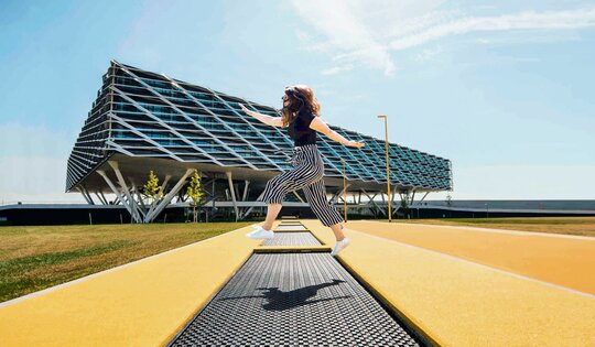 FA.095.6-Trampolin-600-mit-Mädchen.jpg