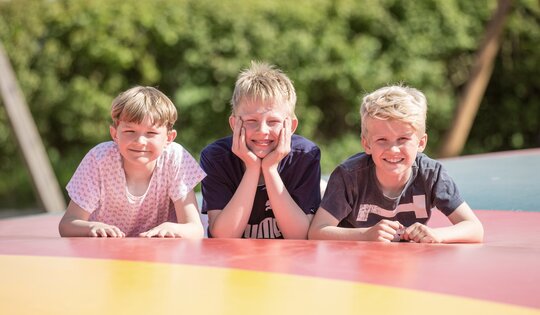 FA.300-Jungs-auf-Luftkissen-Spass-Trampolin.jpg