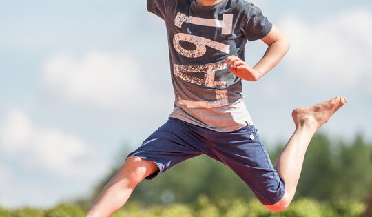 FA.300-Luftkissen-Huepfkissen-XL-Riesen-outdoor-Trampolin---Junge.jpg