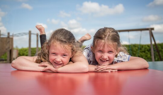 FA.300-Mädchen-Luftkissen-Huepfkissen-Kinder-freude-Trampolin.jpg