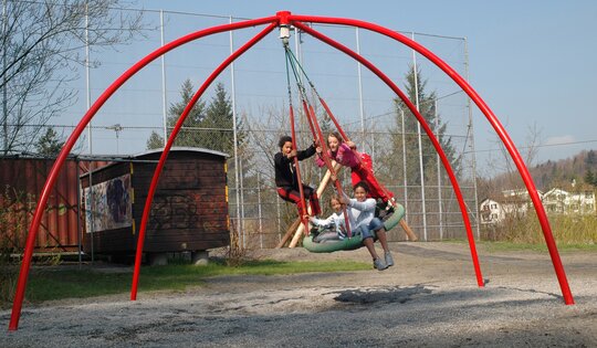 FA.040.c-bimbo-Actionschaukel-rot-mit-Kindern.jpg