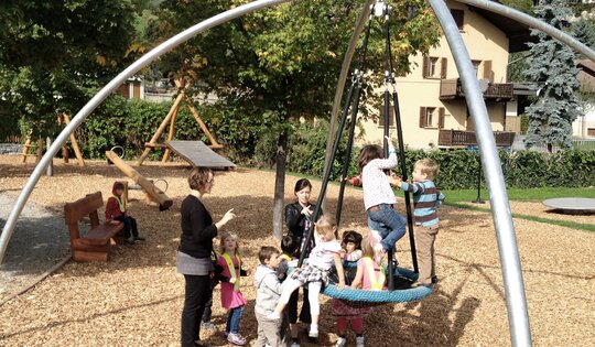 FA.040-bimbo-Actionschaukel-steel-mit-Kindern.jpg
