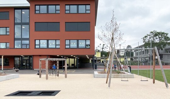 FA.093.01-Pausenplatz-Trampolin-2-x-s-unter-terrain.JPG