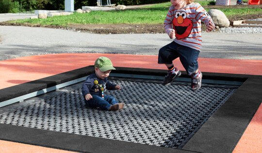FA.091.1-Kleinkinder-Trampolin-XL-unter-terrain-mit-Kindern.jpg