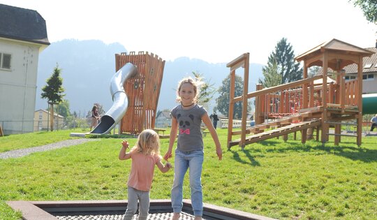 FA.091.1-Kleinkinder-Trampolin-XL-unter-terrain-mit-2-Mädchen.jpg
