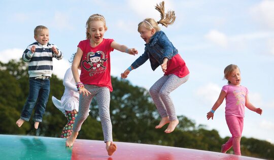 FA.301-Luftkissen-Trampolin-rot-grün-mit-Kindern-am-hüpfen.jpg