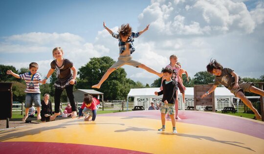 FA.301-Luftkissen-Trampolin-rot-gelb-Kinder-am-hüpfen.jpg