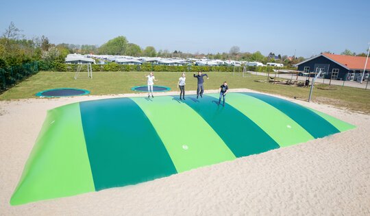 FA.301-Luftkissen-Trampolin-grün-Kinder-am-hüpfen-2.jpg