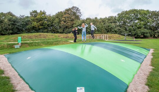 FA.301-Luftkissen-Trampolin-grün-Kinder-am-hüpfen.jpg