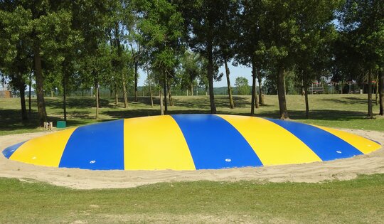 FA.300-Luftkissen-Trampolin-rund-gelb-blau.JPG