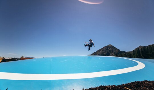 FA.300-Luftkissen-Trampolin-rund-blau-mit-Kind.jpg