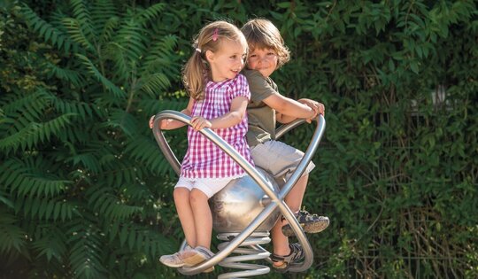 FG.092--C614-Molekül-2-Kinder-am-wippen.jpg
