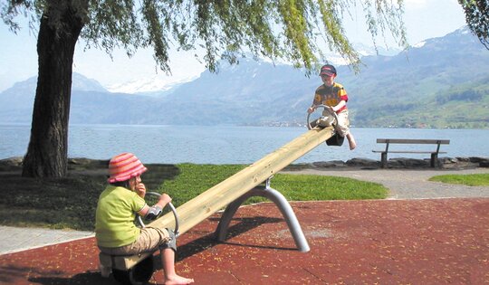 SC.010.c-Balkenschaukel-classic-mit-Kindern-am-wippen.jpg