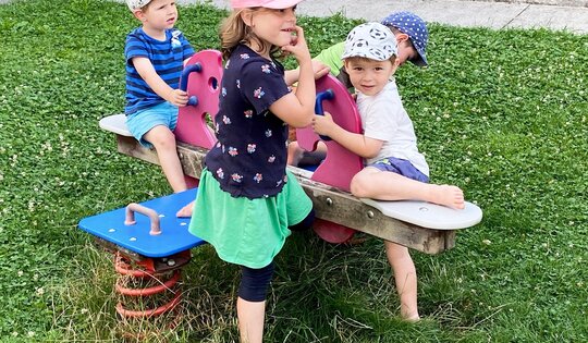 FG.040.397.pe-Galoppwippe-mit-Kindern.jpg