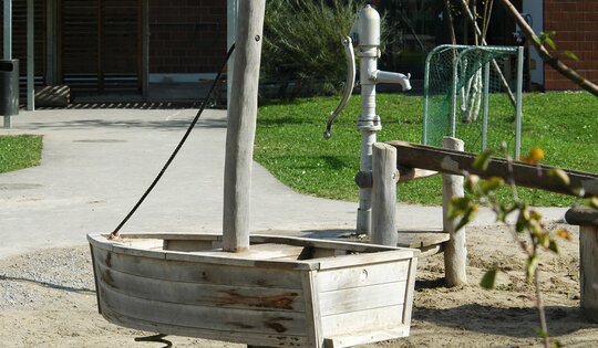 FG.076.2-Segelboot-auf-Sand.JPG
