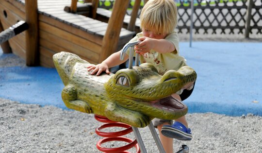 FG.080.208-Federwippen-in-Massicholz-Dino-mit-Junge-2.jpg