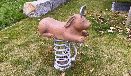 FG.080.221-Federwippe-Hase-in-Massivholz.JPG