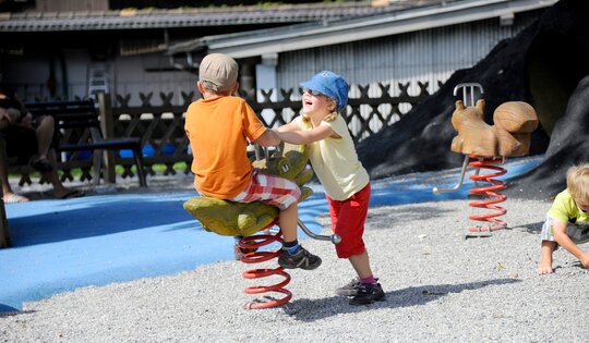 FG.080.208-Federwippen-in-Massicholz-Dino-mit-Kindern.jpg