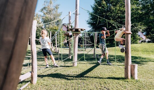 FS.030-Gummi-Rasengitter-auf-Seilgarten-mit-Kindern.jpg
