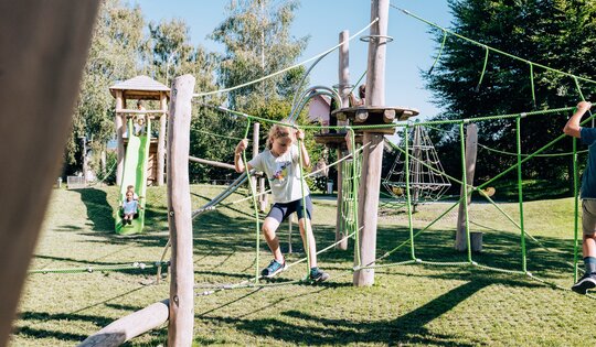 FS.030-Gummi-Rasengitter-mit-Jägerturm-Seilgarten-und-Kindern.jpg