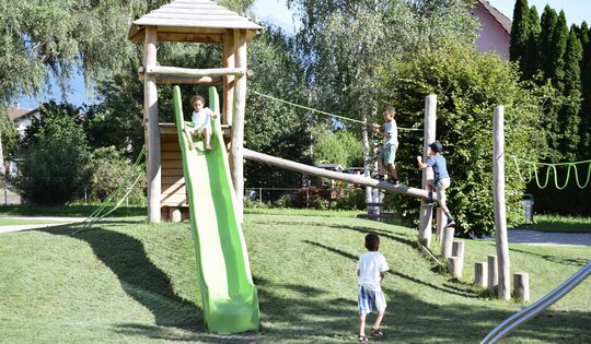 FS.030-Gummi-Rasengitter-mit-Jägerturm-und-Kindern.JPG