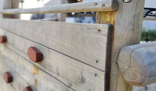 KL.082-O8183-Detail-Kletterwand-Hexagon-nature.jpg