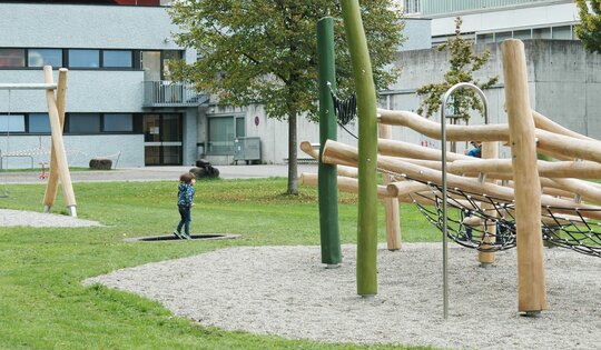 KL.100--O820-Kind-Trampolin-Kletterwolke.JPG