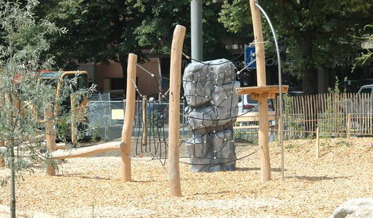 KL.008-O9018-Seilgarten-und-Felsen.JPG