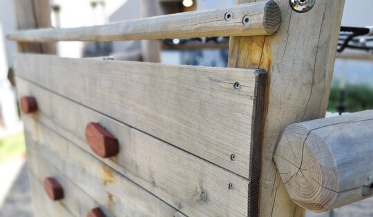 KL.070-O8183-Detail-Kletterwand-Hexagon-nature.jpg
