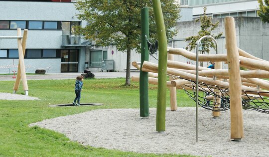 KL.100.2.L--O820-Kind-Trampolin-Kletterwolke.JPG