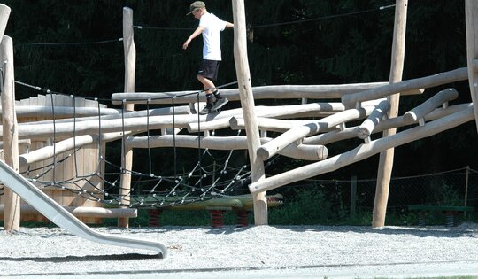KL.100.4-O8942-Kletterwolke-Junge-beim-Balancieren.JPG