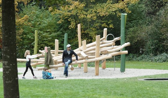 KL.100.4.L-O820-Kletterwolke-Kind-Mann.JPG