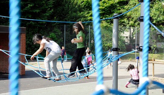 KL.210--Mädchen-Kletternetz--O2420.jpg