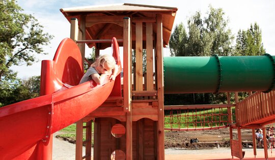 RU.060-Spiralrutschbahn-rot-mit-Mädchen.JPG
