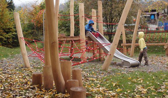 RU.090.15-bimbo-Anbaurutsche-inox-H-150-mit-Kindern.JPG