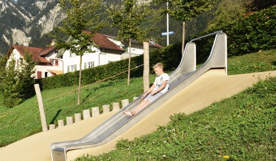 RU.093.20.b-bimbo-Hangrutsche-breit-200-cm-mit-Junge.JPG
