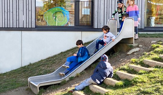 RU.093.15.b-bimbo-Hangrutsche-Edelstahl-breit-150-cm-mit-Kindern.JPG