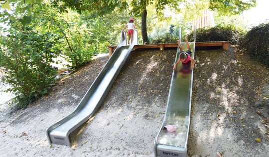 RU.093.20-2-Hangrutschen-Holzpodest--Kinder.JPG