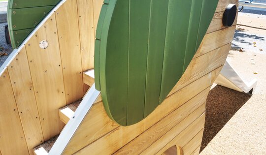 RU.040.022.R-Bimbo-Rutsche-in-GFK-Holz-und-Edelstahl-Detailaufnahme.jpg