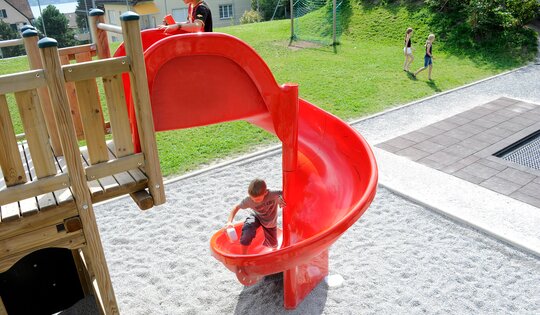 RU.060-Spiralrutschbahn-rot-mit-Kindern.jpg