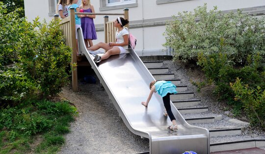 RU.090.15.B-bimbo-Anbaurutsche-Breitrutsche-150-mit-Kindern.jpg