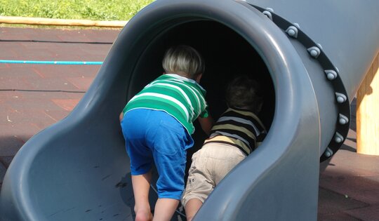 RU.080-Röhrenrutschbahn-Detailaufnahme-mit-Kindern.JPG