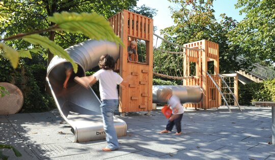 RU.100.15-Röhrenrutsche-90°-mit-Kindern.jpg